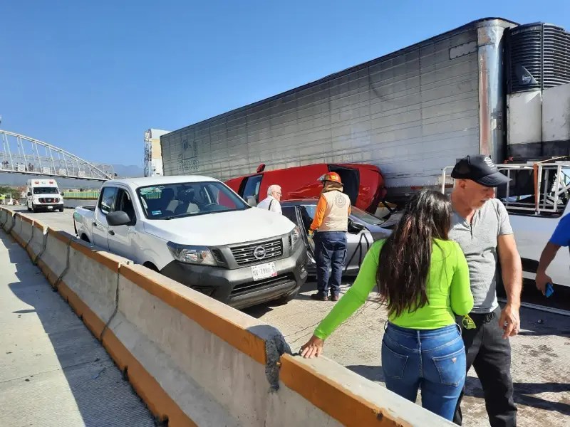 Embiste tráiler y provoca choque