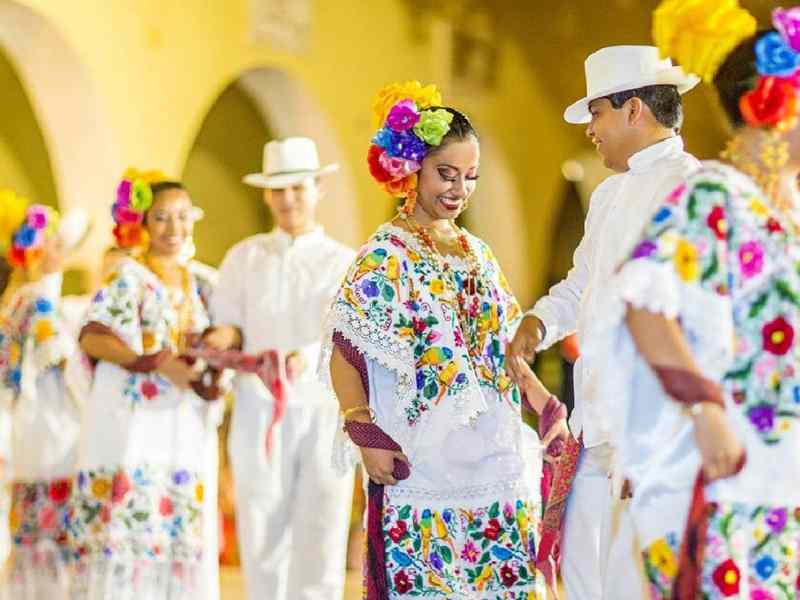 Enmarca huipil la tradición yucateca