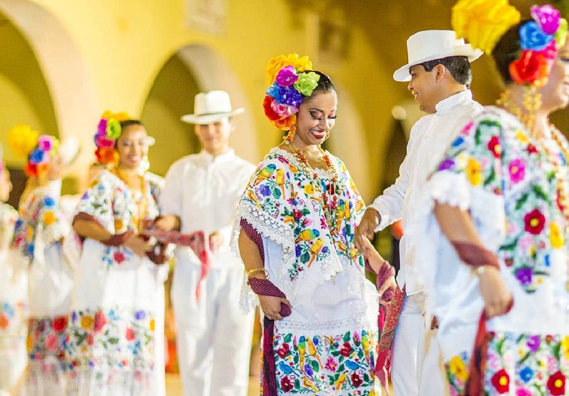 Enmarca huipil la tradición yucateca