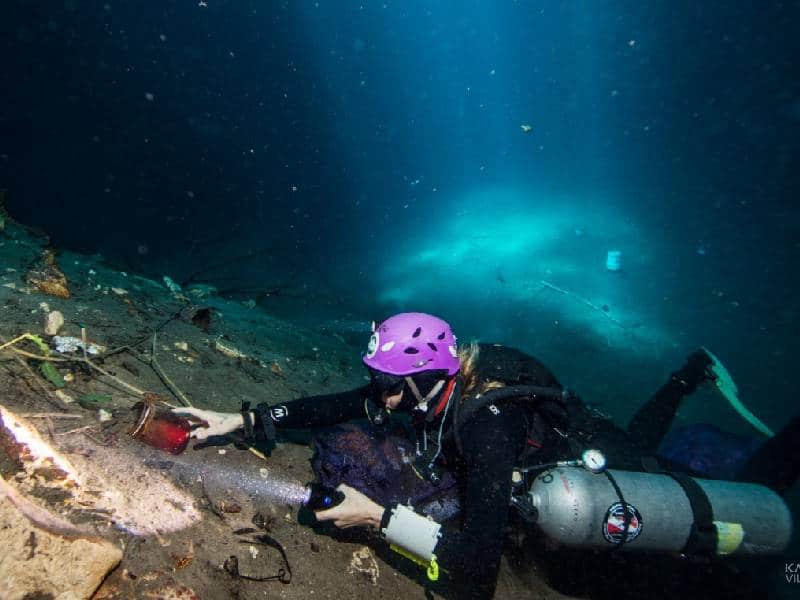 Limpian cenote en Valladolid, Yucatán