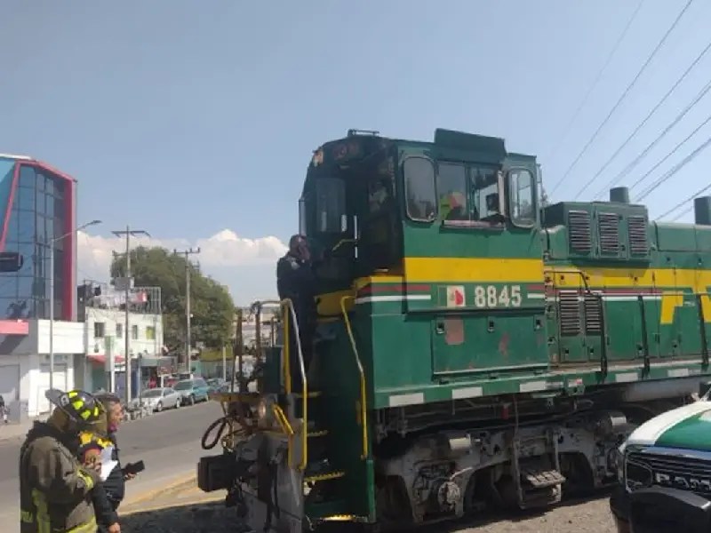 VIDEO. Tren embiste a automóvil que trató de ganarle el paso