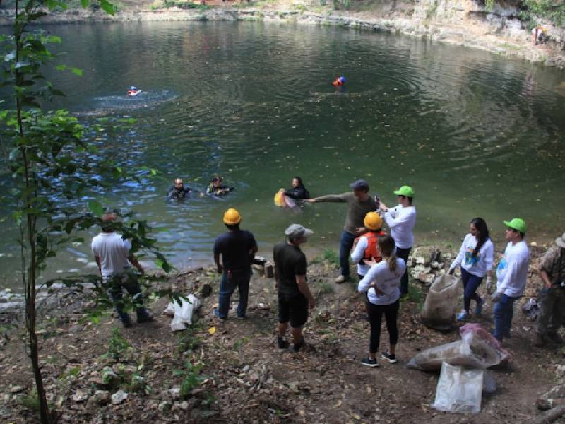 Realizan limpieza en cenote de Valladolid