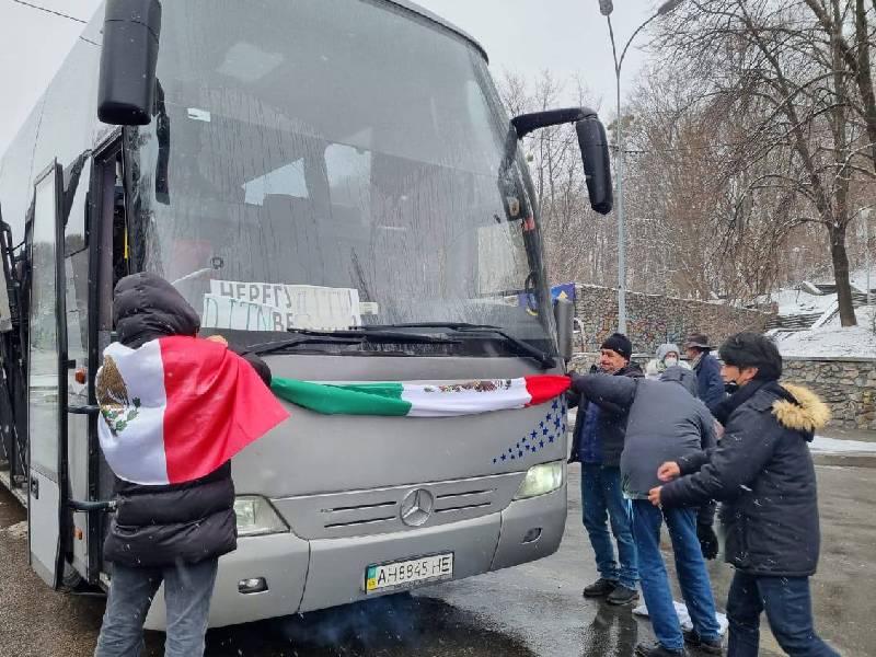 Segundo autobús con mexicanos, camino a Rumania desde Ucrania_ Ebrard