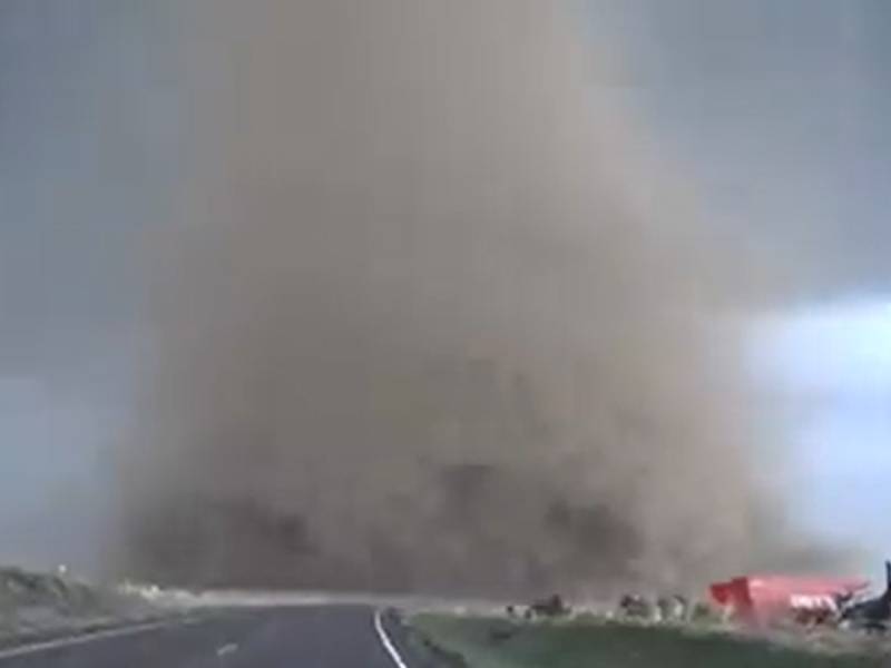Meteorólogo filma tornado