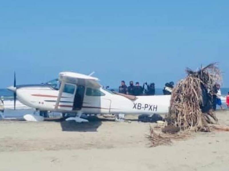 Avioneta aterriza de emergencia en playa de Ixtapa