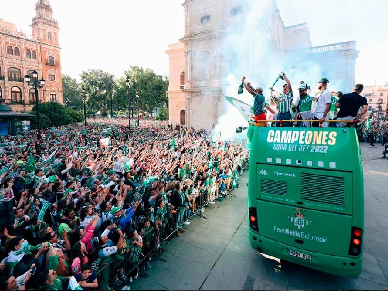 Fiesta verdiblanca. Guardado y Lainez se llevan la Copa del Rey con Betis
