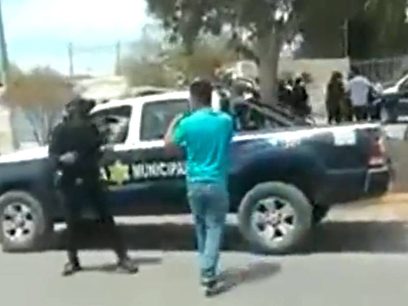 Policía con un civil