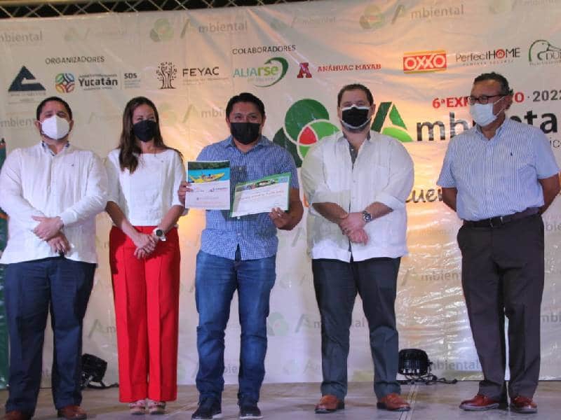 Entregan premios al mérito empresarial