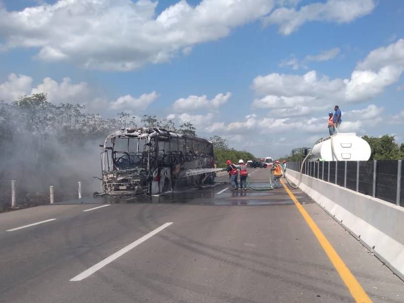 Se incendia autobús de pasajeros en carretera Mérida-Cancún, no reportan lesionados