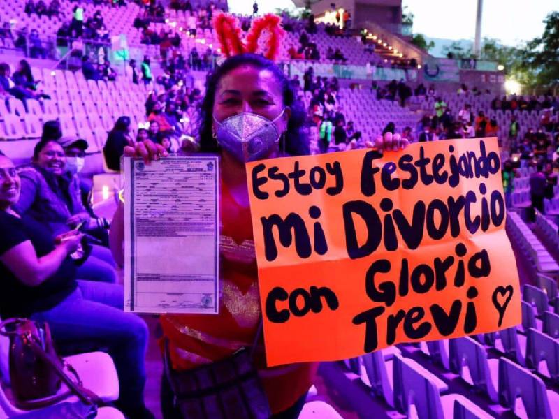Mujer celebra su divorcio en el concierto de Gloria Trevi
