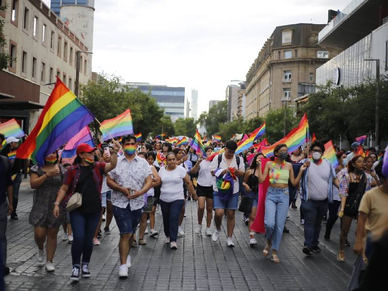 Piden igualdad y agua en la marcha LGBTTTIQ+ en Monterrey