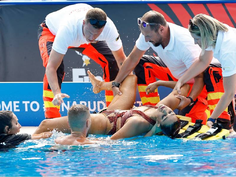 Así fue rescatada por su entrenadora la nadadora que se desmayó en la piscina