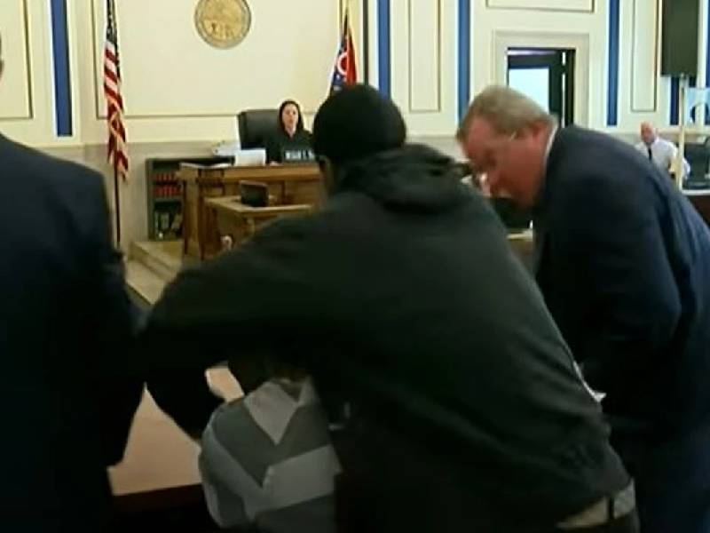 VIDEO: Padre golpea al presunto asesino de su hijo en pleno juicio