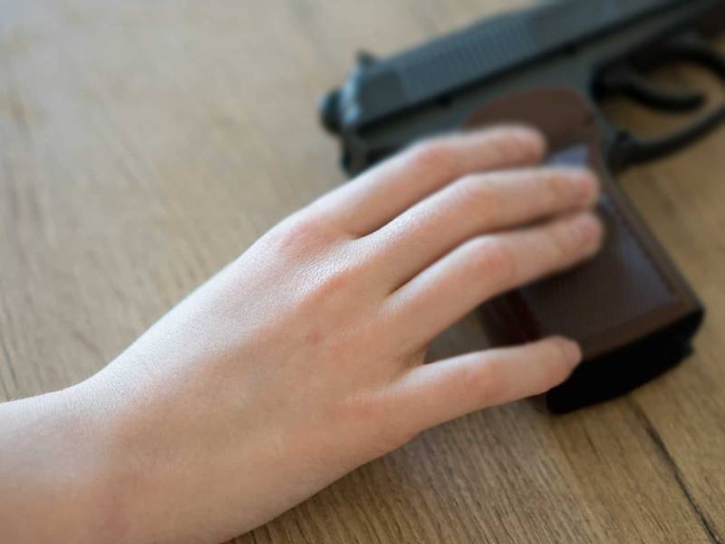 Un niño juega con el arma de su padre y le dispara a bebé de un año