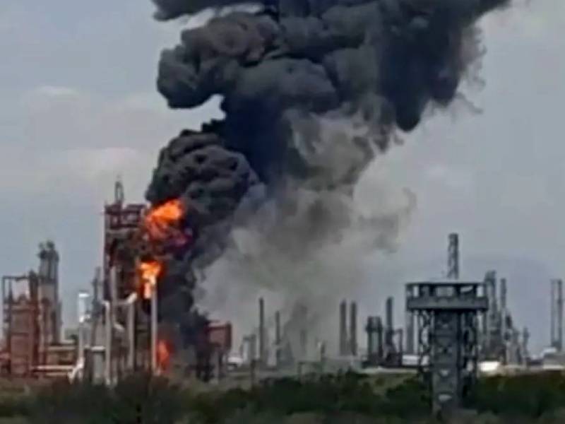 Reportan incendio en refinería de Pemex en Cadereyta