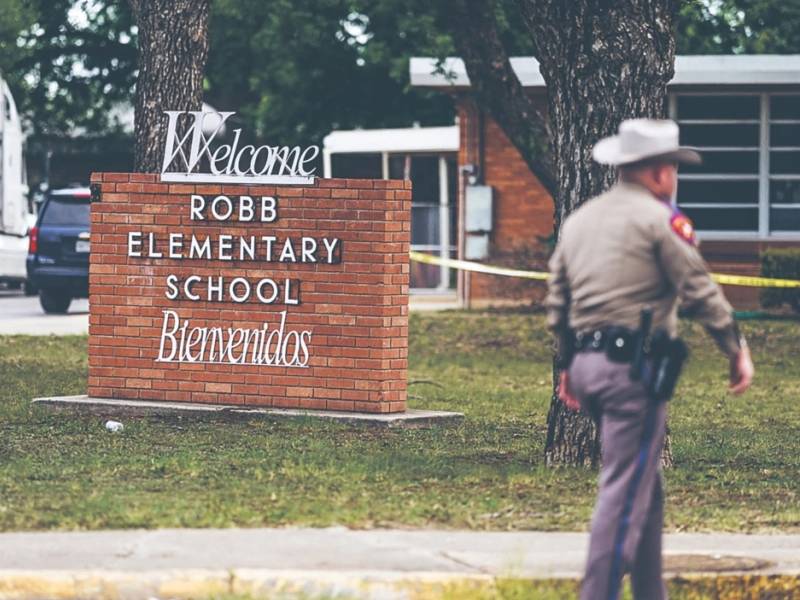 Suspenden a policía encargado de la respuesta al fatídico tiroteo en Texas