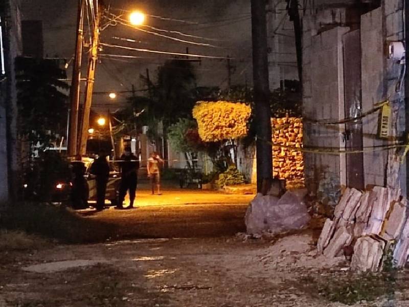 Vecinos evitan que un hombre mate en Mérida a una mujer con una pala