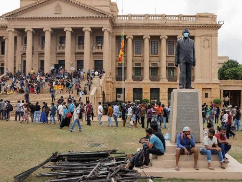 En vilo, las riendas de Sri Lanka; la lucha continúa_ manifestantes (1)