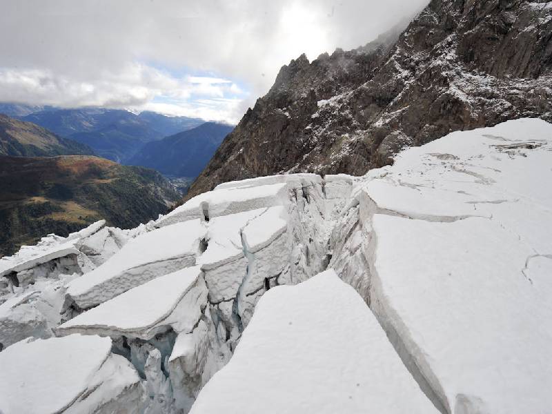 Desprendimiento de glaciar en los Alpes deja seis muertos