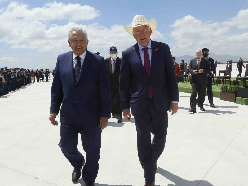 Pide Ken Salazar resolver controversia energética con seriedad