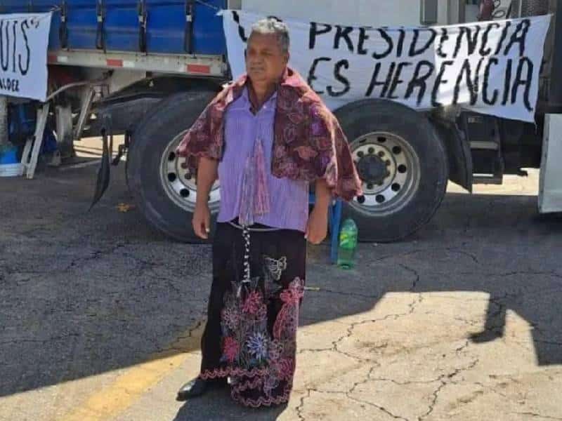 Exregidor es vestido de mujer y retenido por pobladores; lo acusan de corrupción
