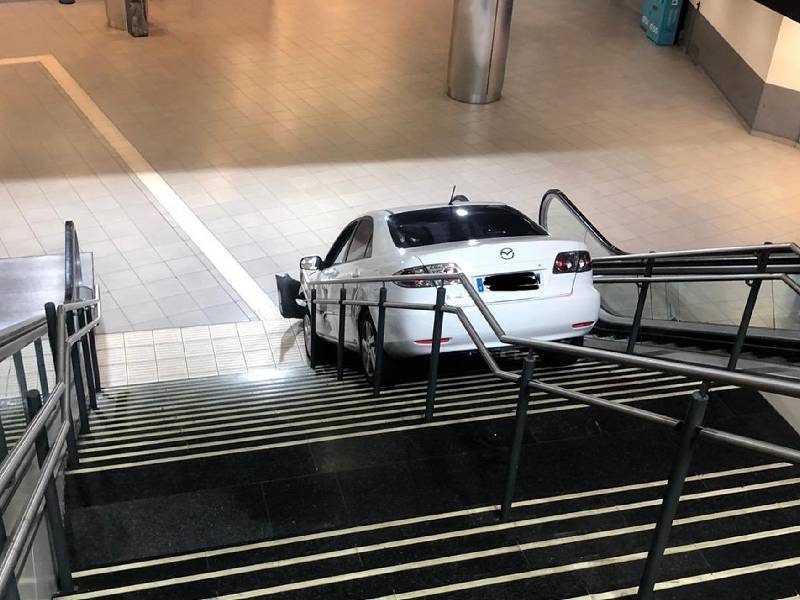VIDEO: ¡Roba auto y termina en escaleras de estación de Metro!