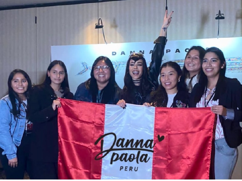 Danna Paola es captada bailando y cantando juntos a sus fans