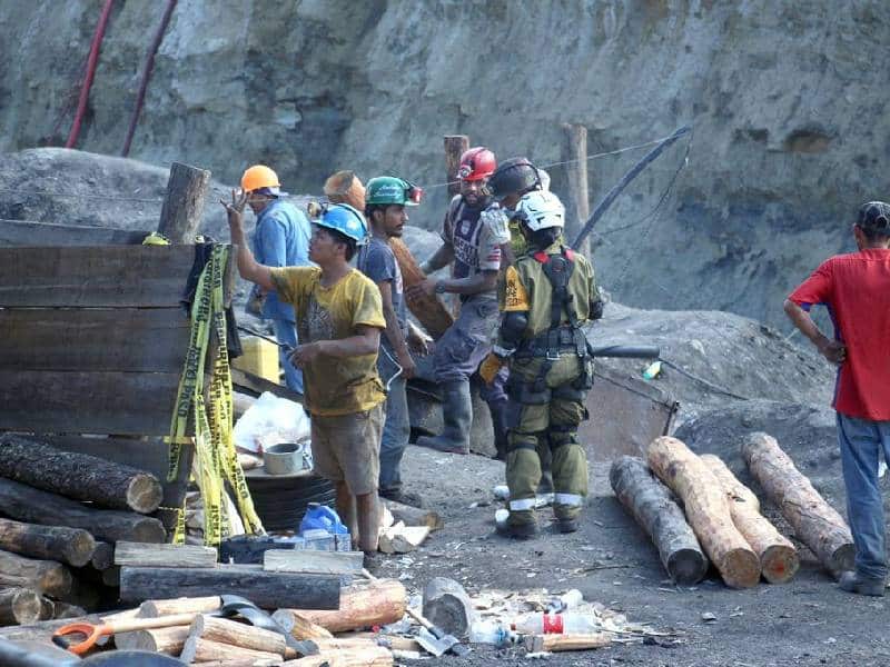 Un minero descendería ante falta de avance en el rescate en Coahuila