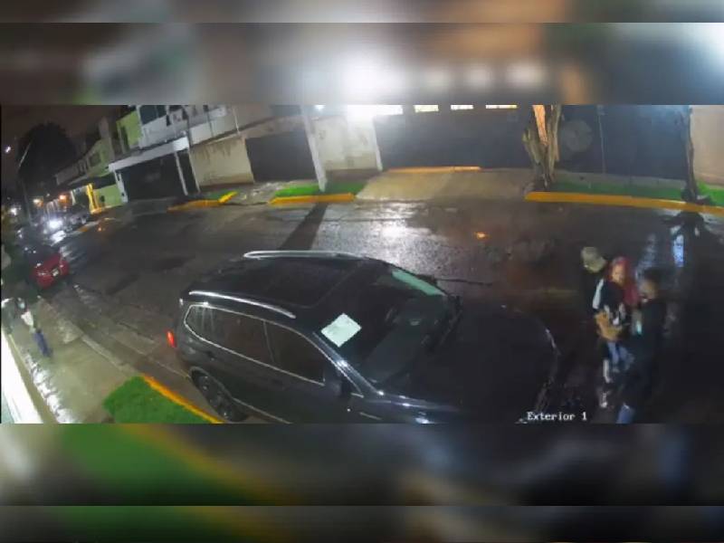 Video. Sin soltar a su hija, madre frustra robo de su camioneta en Naucalpan