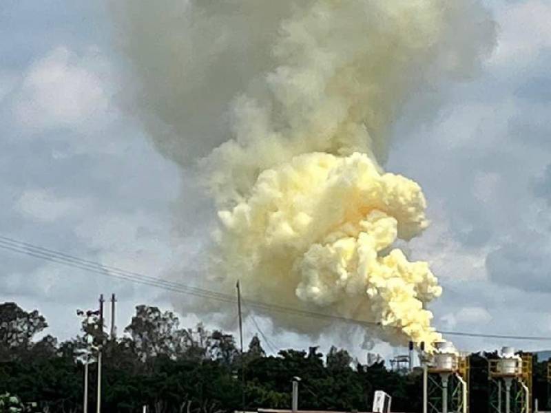 Reportan emisión de humo amarillo en refinería de Salamanca