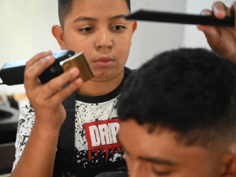 Niño abre peluquería en Honduras