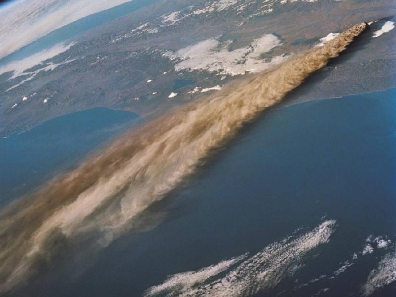 Foto de erupción volcánica vista desde el espacio cobra vid