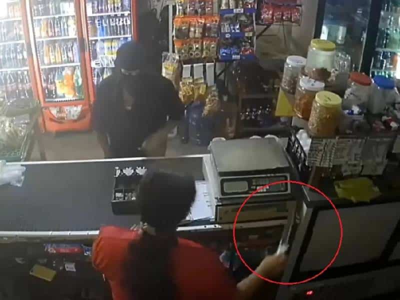 Video. Empleada evita asalto en tienda, se defiende de ladrón con cuchillo