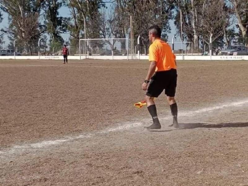 Video. Futbolista rompe sus botines y árbitro le da los suyos