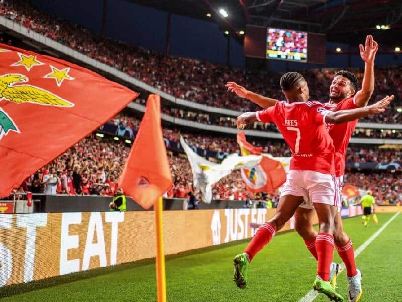 Benfica se mete a la fase de grupos de la Champions League