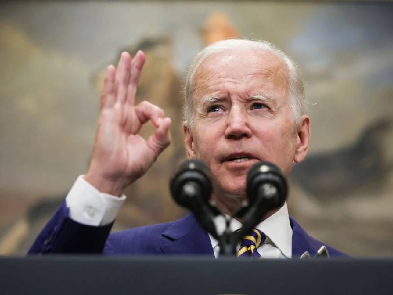 Biden perdona deuda a universitarios a dos meses de elecciones