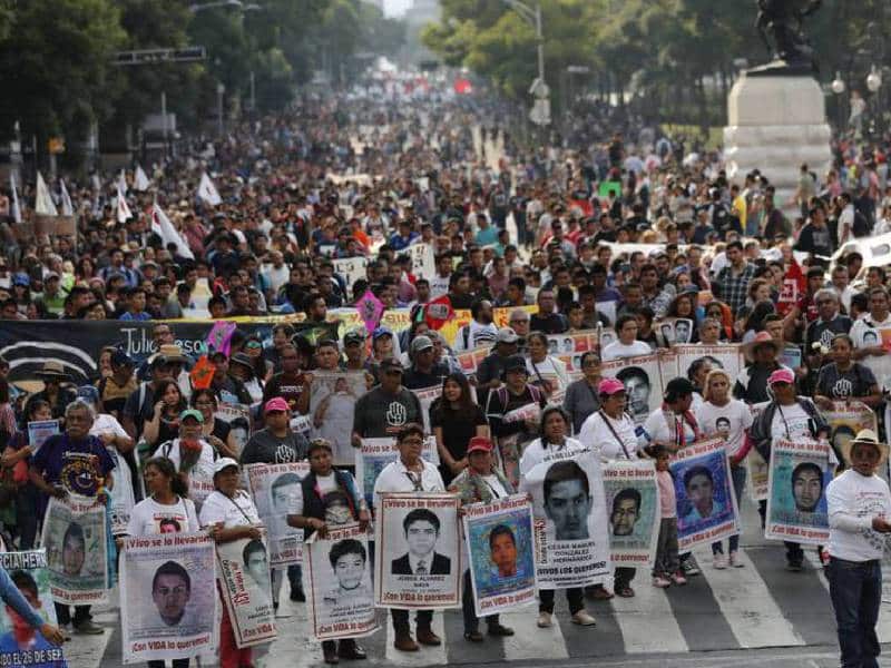 EU se reserva chats inéditos sobre “quinto autobús” de Ayotzinapa