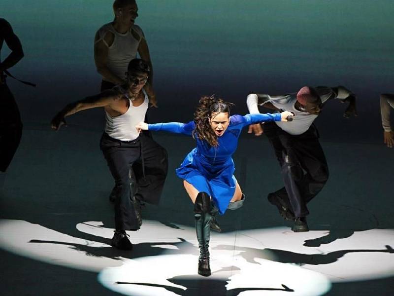 Rosalía baja del escenario del Auditorio Nacional para canta junto a fans