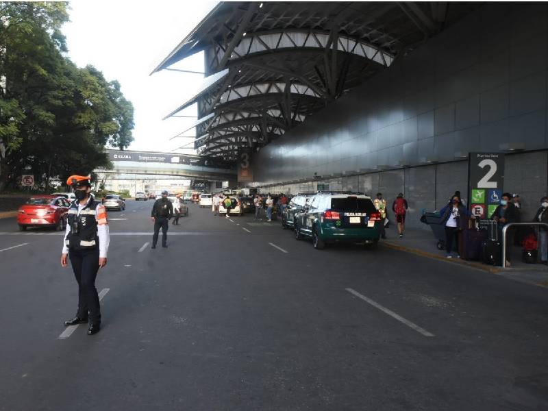 Otra vez se desprende cancel de cristal en AICM y culpan a las vibraciones de autos