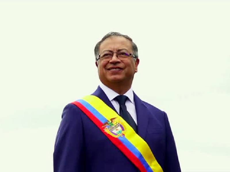 Gustavo Petro es investido como primer presidente de izquierda en la historia de Colombia