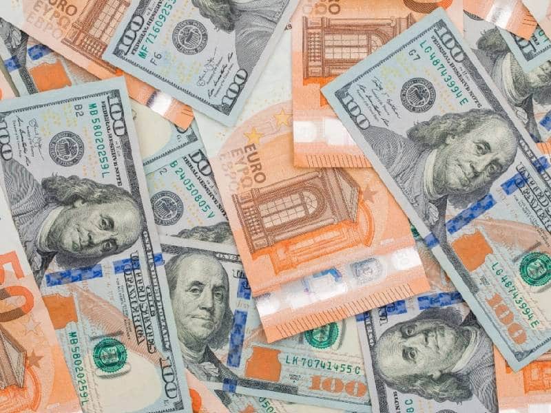 _Dólar alcanza nuevo máximo en casi 20 años ante el euro _