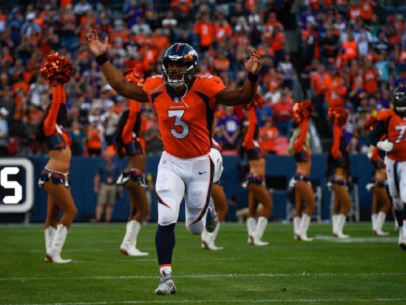 Russell Wilson firma acuerdo por 5 años con Broncos de Denver