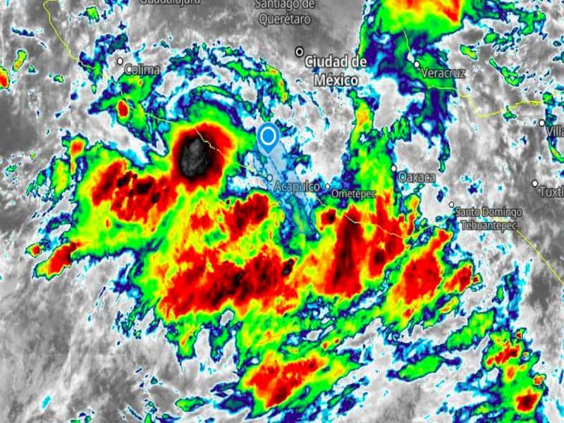 "Lester" toca tierra como depresión tropical en Guerrero