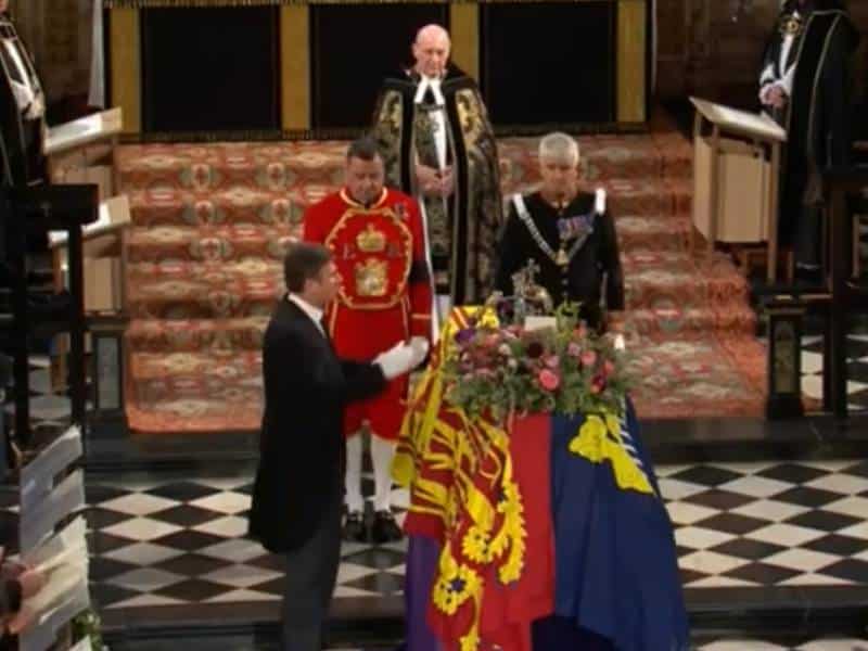 Isabel II llega a su última morada en la capilla de San Jorge del Castillo de Windsor