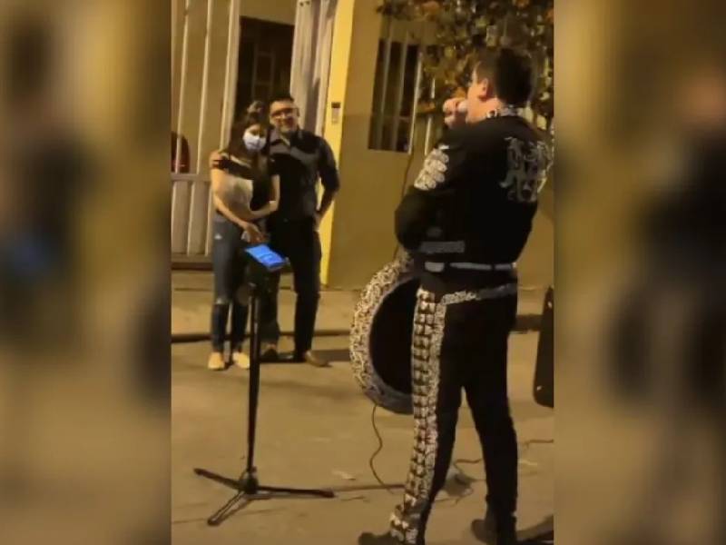 Video.¡Es el bueno! Novio lleva serenata con canción de Dragon Ball GT