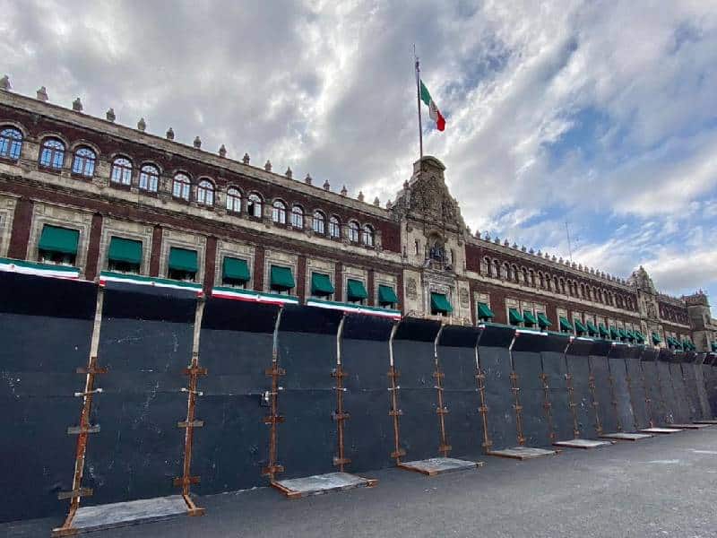 Resguardan Palacio Nacional previo a marcha por los ocho años de los 43 Ayotzinapa