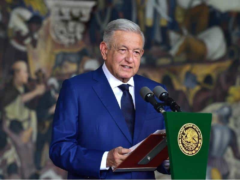 AMLO promete sistema de salud de primer mundo y gasolina hecha en México