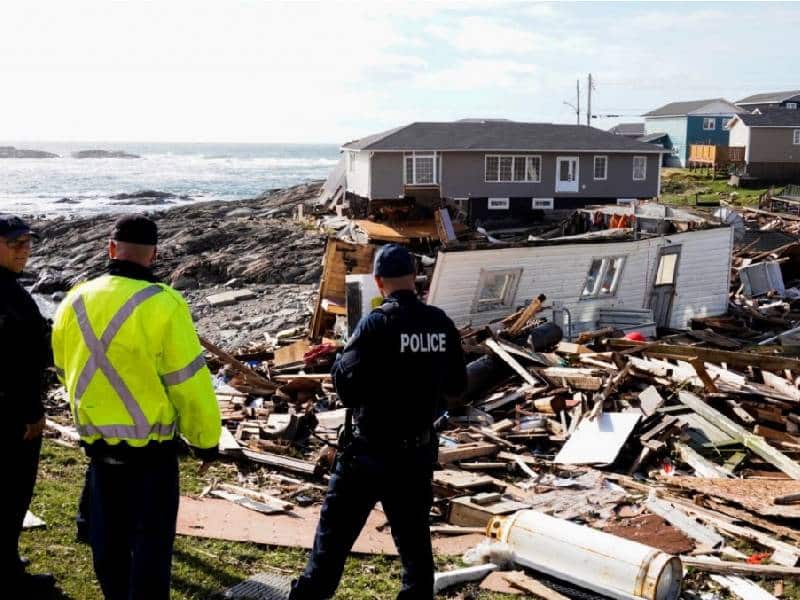 ‘Fiona’ arrasa casas al mar y deja sin luz a miles en Canadá