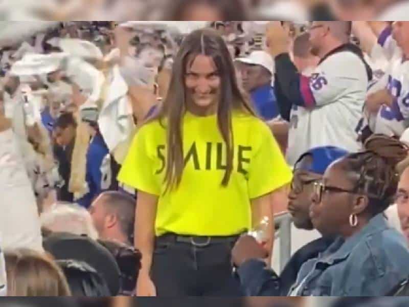 Captan a mujer con sonrisa “siniestra” en estadio de americano por marketing de la película “Smile”