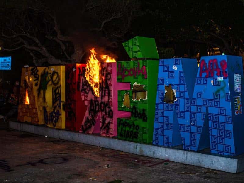 Tras marcha del 28S levantan denuncia por quema de las letras de Mérida.
